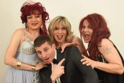 Skupina SCREAMERS uvádí travesti-divadelní show: Ve víru velkoměsta