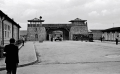 Foto Otta Sepp Mauthausen_1945 vstupní brána.jpg